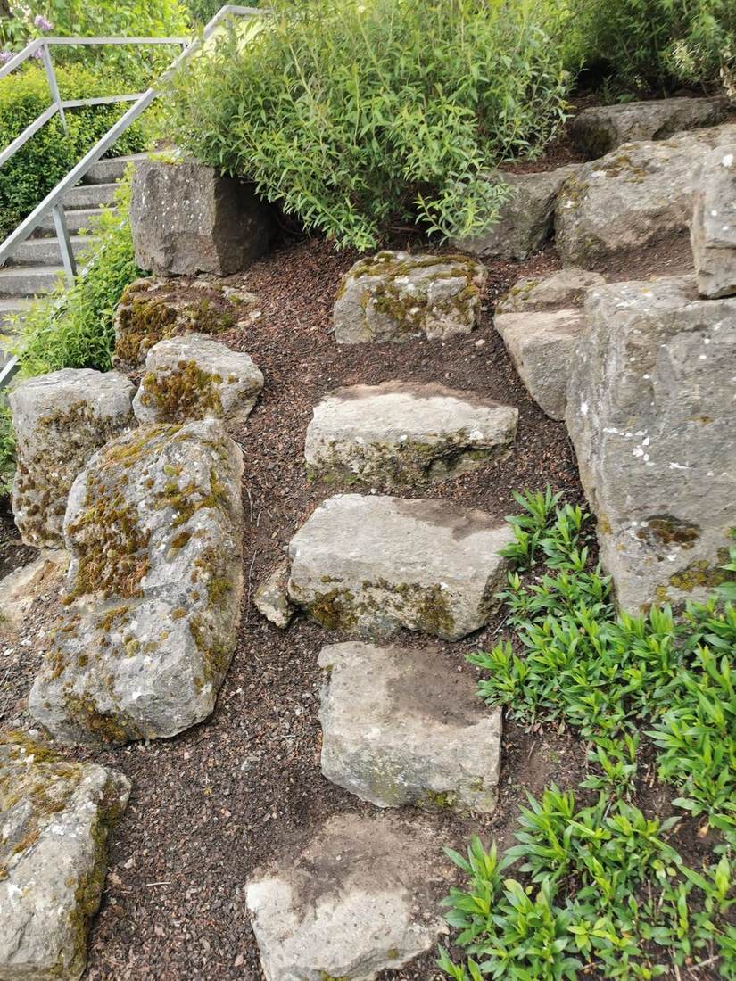Natursteintreppe im Garten